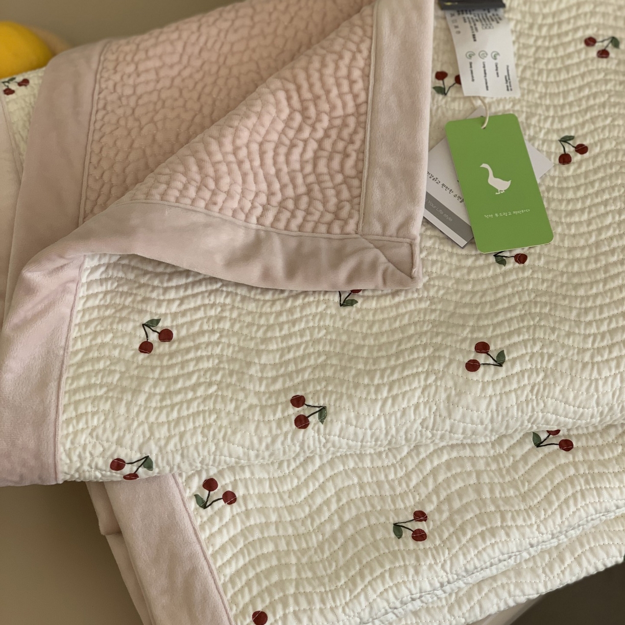 91家纺网 家纺一手货源 找家纺 汇庭 2025秋冬新款卡司绒单品床盖系列 樱桃浅浅