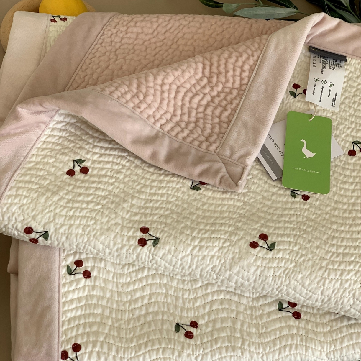 91家纺网 家纺一手货源 找家纺 汇庭 2025秋冬新款卡司绒单品床盖系列 樱桃浅浅