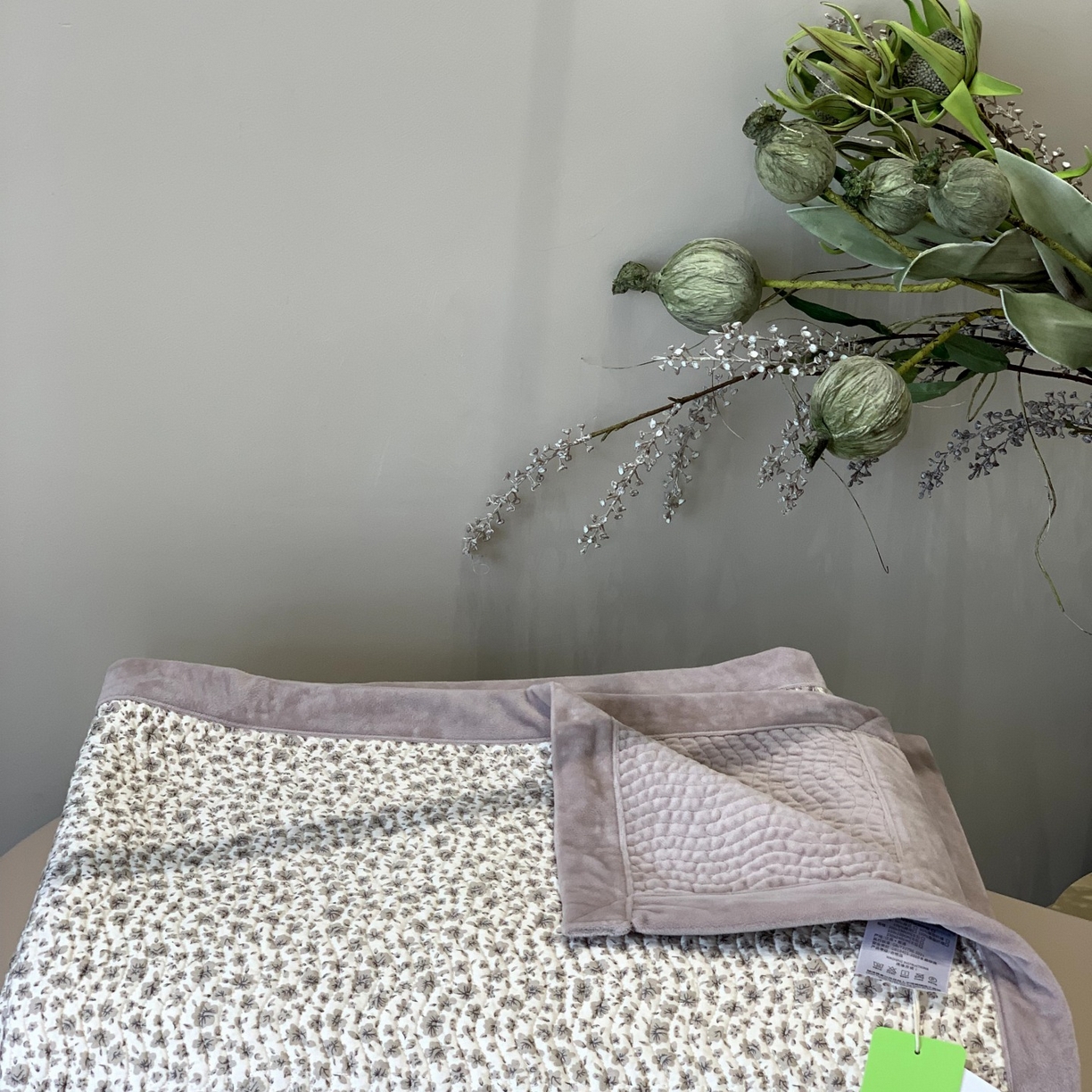 91家纺网 家纺一手货源 找家纺 汇庭 2025秋冬新款卡司绒单品床盖系列 陶紫