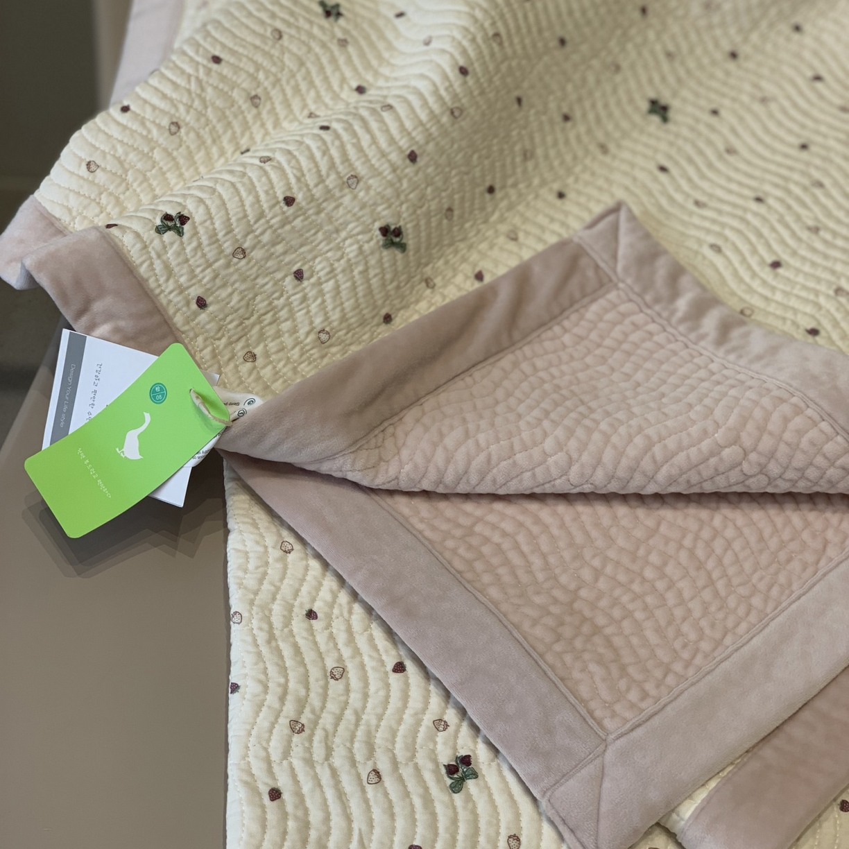 91家纺网 家纺一手货源 找家纺 汇庭 2025秋冬新款卡司绒单品床盖系列 芝麻花