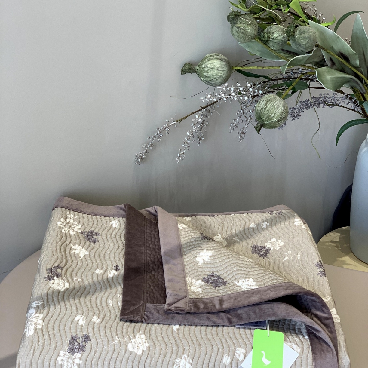 91家纺网 家纺一手货源 找家纺 汇庭 2025秋冬新款卡司绒单品床盖系列 秋风里