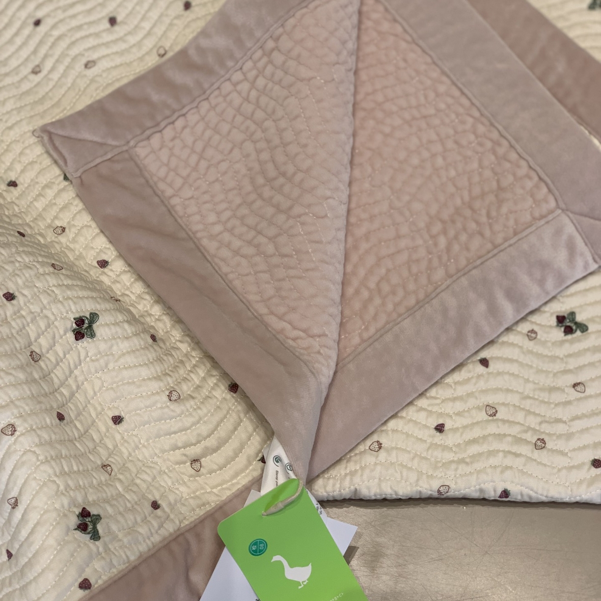 91家纺网 家纺一手货源 找家纺 汇庭 2025秋冬新款卡司绒单品床盖系列 芝麻花