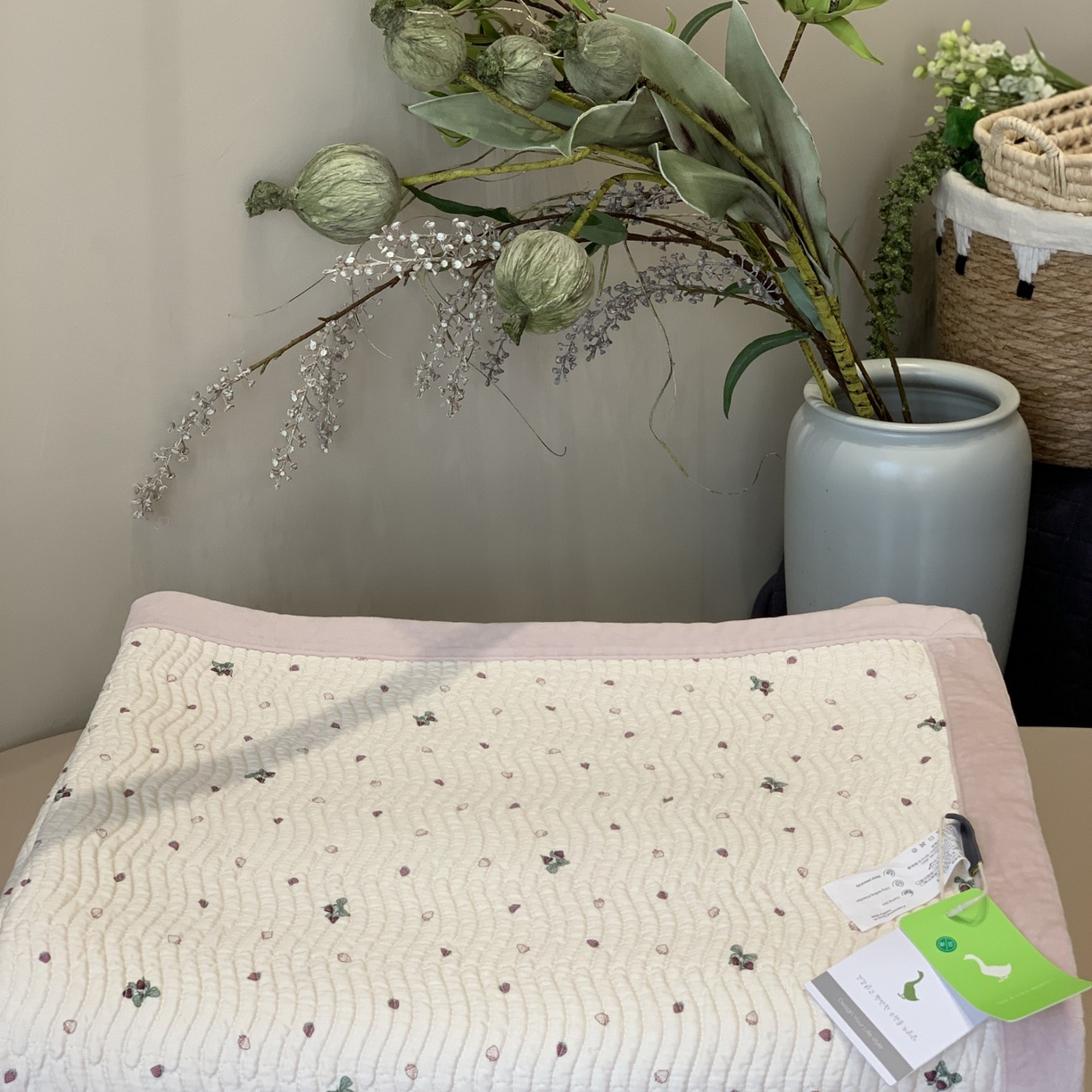 91家纺网 家纺一手货源 找家纺 汇庭 2025秋冬新款卡司绒单品床盖系列 芝麻花