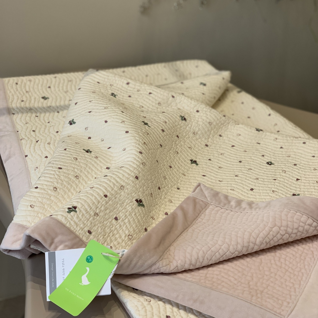 91家纺网 家纺一手货源 找家纺 汇庭 2025秋冬新款卡司绒单品床盖系列 芝麻花