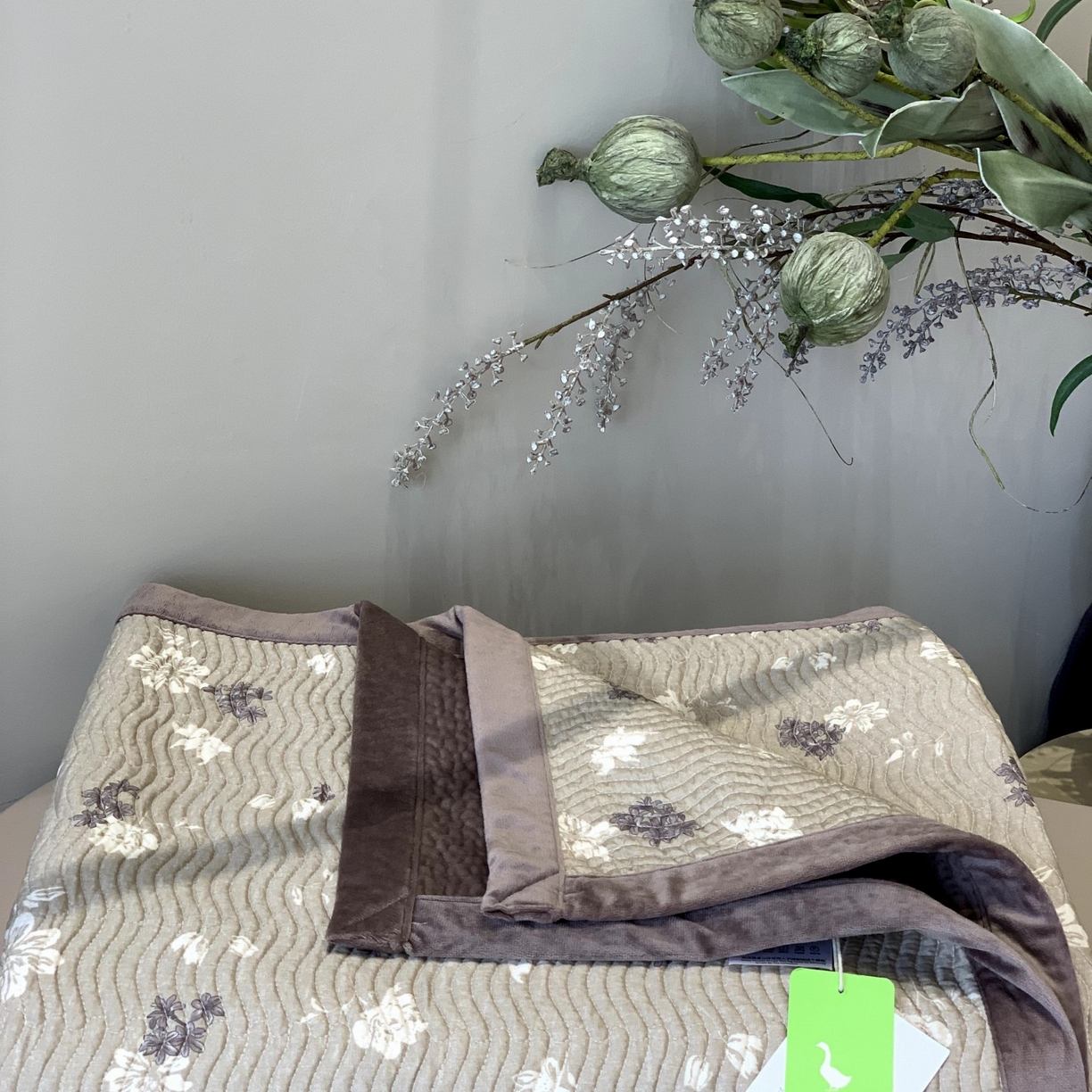 91家纺网 家纺一手货源 找家纺 汇庭 2025秋冬新款卡司绒单品床盖系列 秋风里