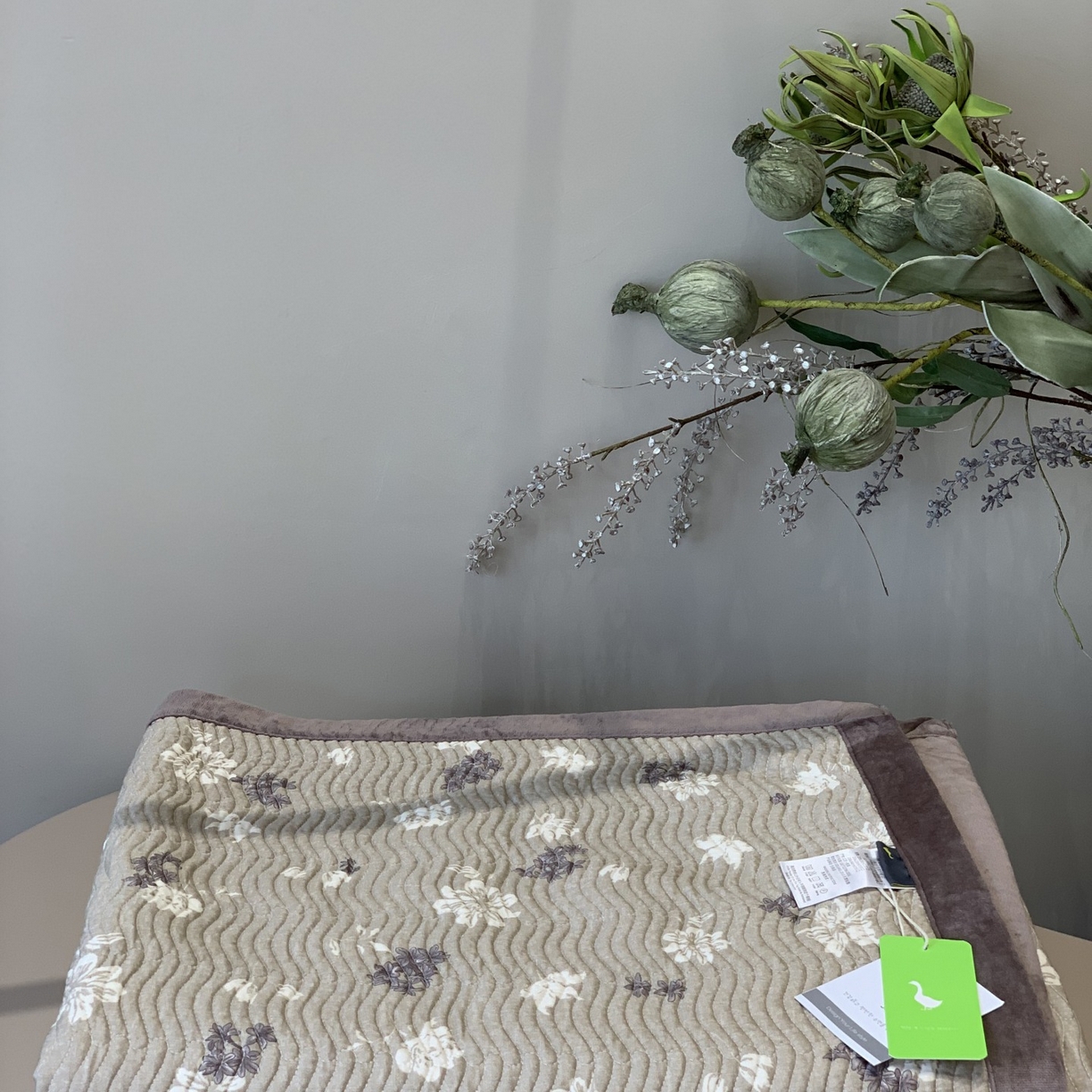 91家纺网 家纺一手货源 找家纺 汇庭 2025秋冬新款卡司绒单品床盖系列 秋风里