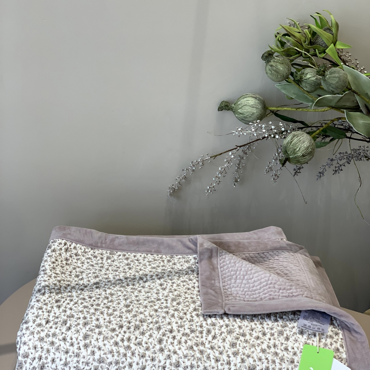 91家纺网 家纺一手货源 找家纺 汇庭 2025秋冬新款卡司绒单品床盖系列 陶紫