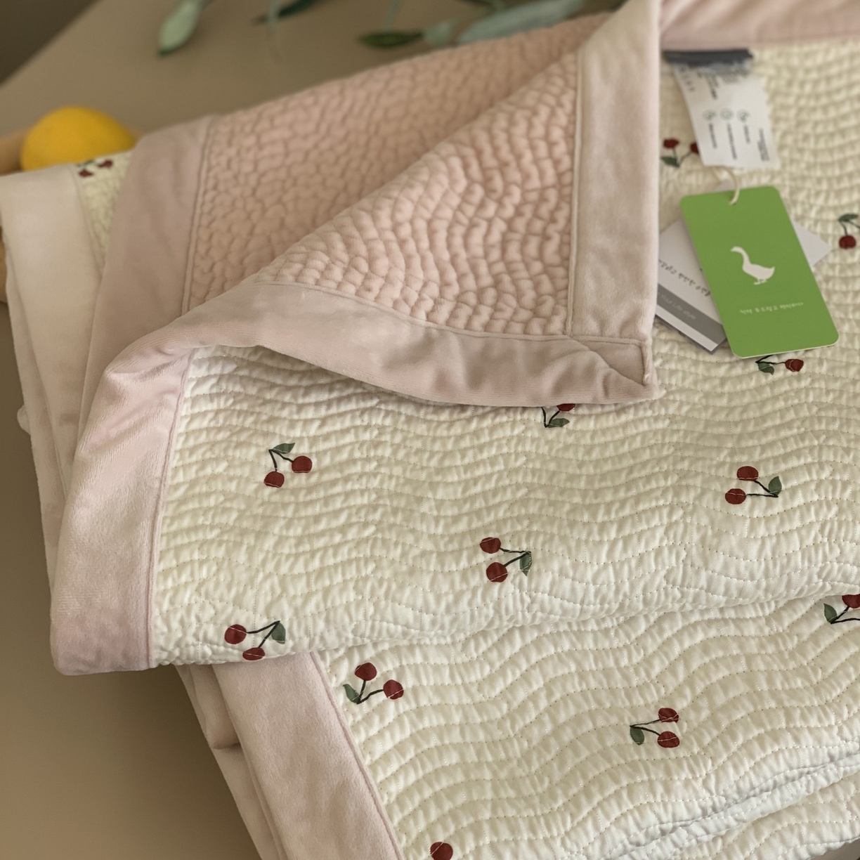 91家纺网 家纺一手货源 找家纺 汇庭 2025秋冬新款卡司绒单品床盖系列 樱桃浅浅