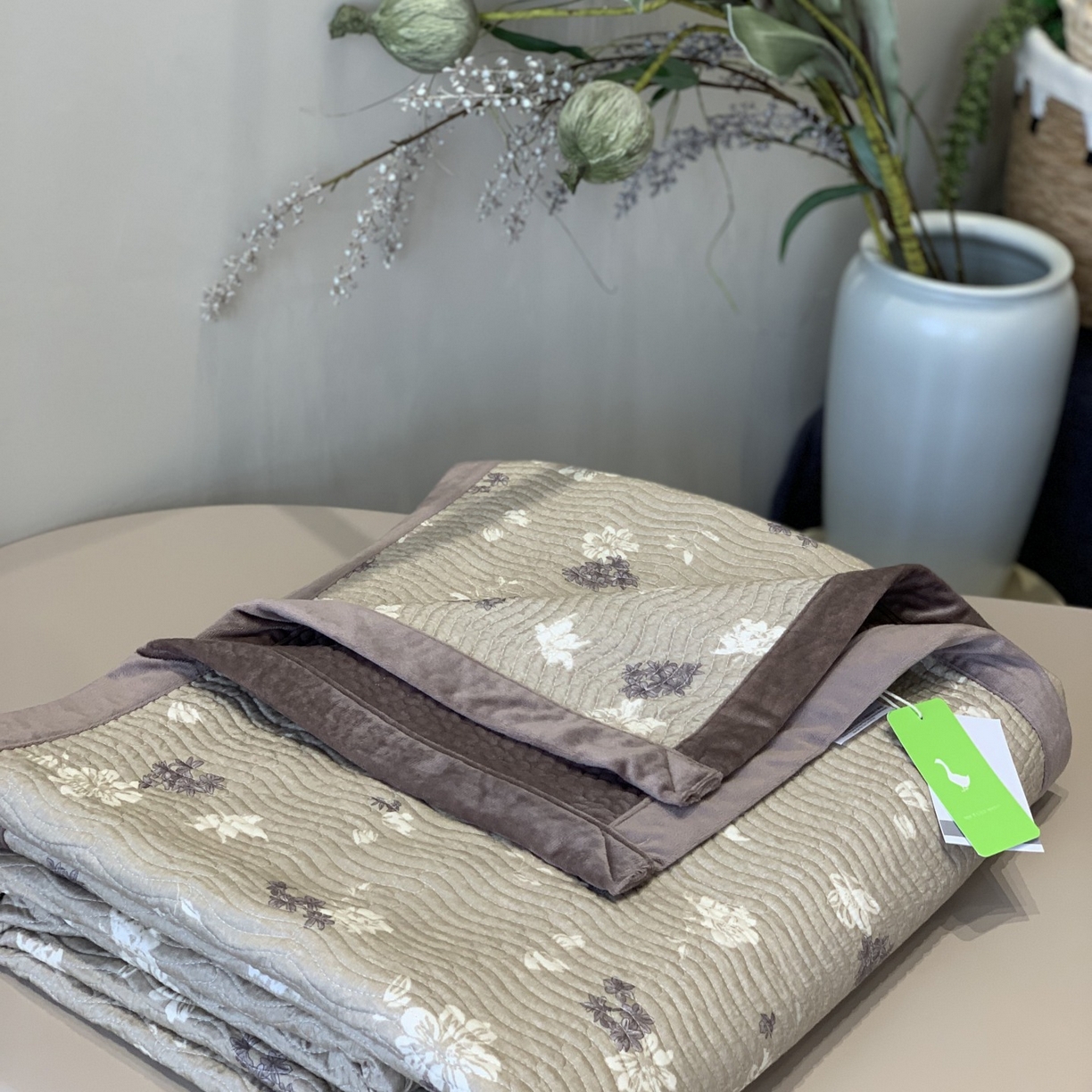 91家纺网 家纺一手货源 找家纺 汇庭 2025秋冬新款卡司绒单品床盖系列 秋风里