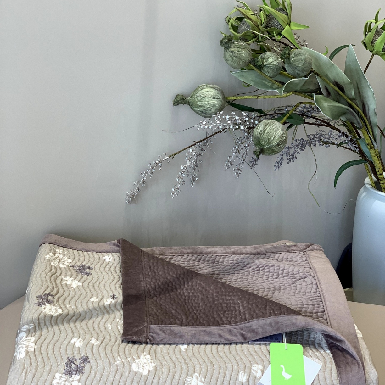 91家纺网 家纺一手货源 找家纺 汇庭 2025秋冬新款卡司绒单品床盖系列 秋风里