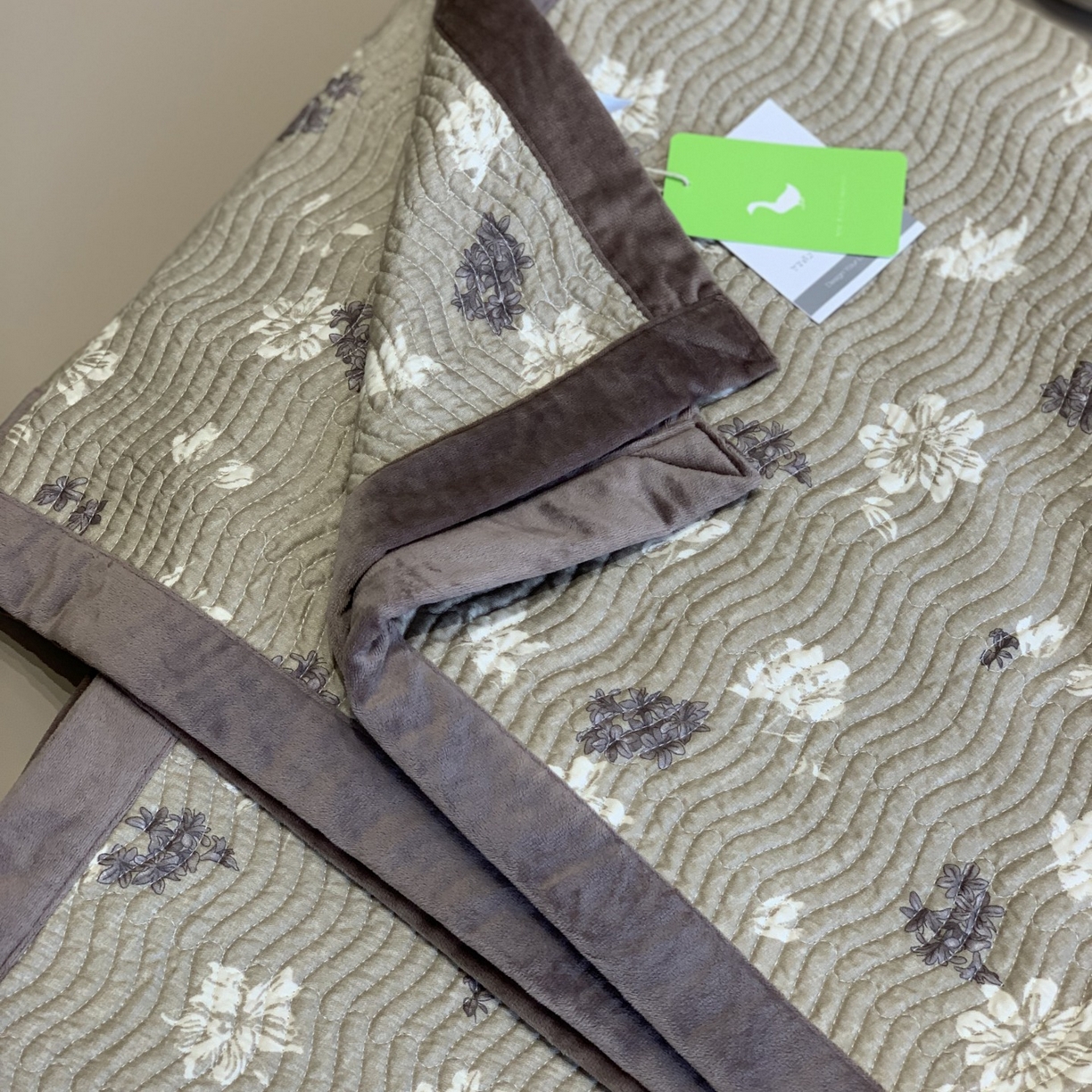 91家纺网 家纺一手货源 找家纺 汇庭 2025秋冬新款卡司绒单品床盖系列 秋风里