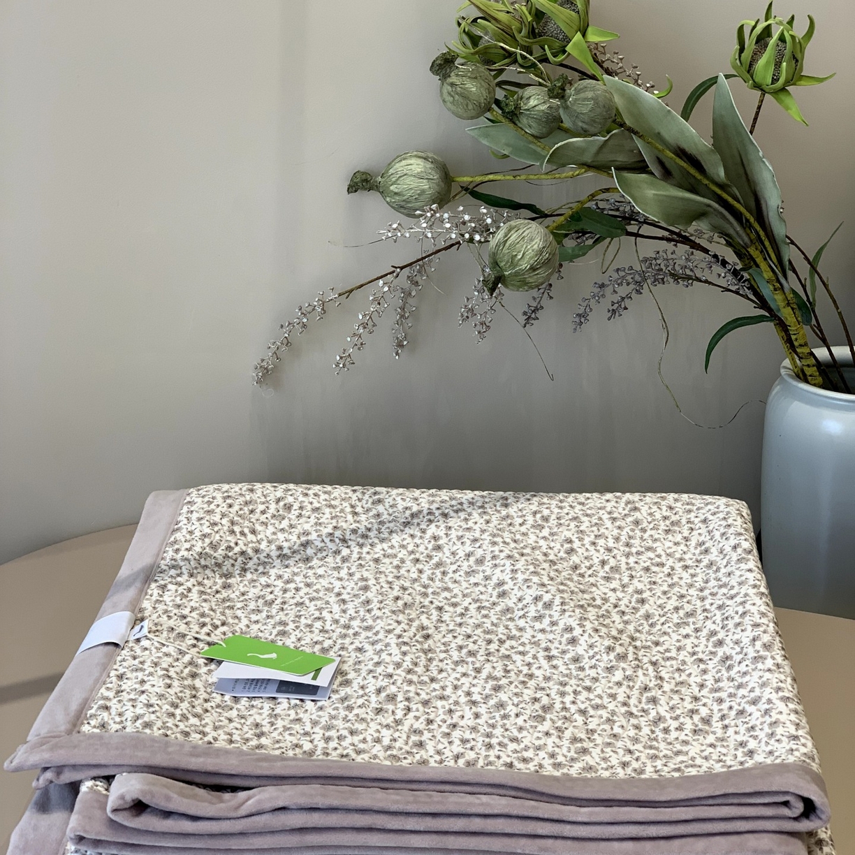 91家纺网 家纺一手货源 找家纺 汇庭 2025秋冬新款卡司绒单品床盖系列 陶紫