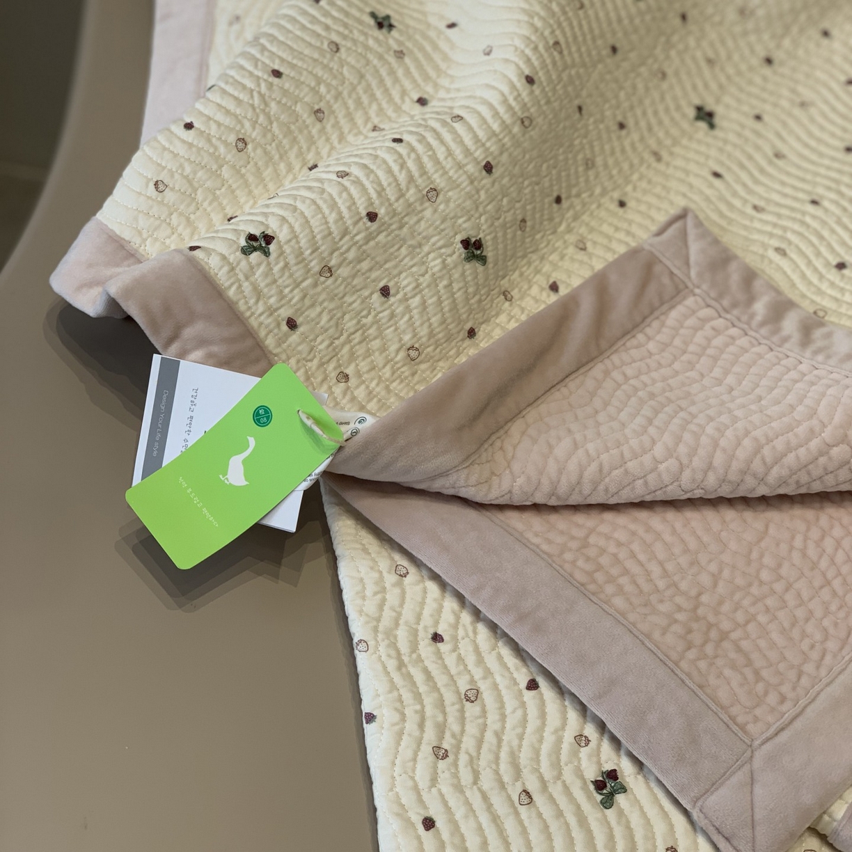 91家纺网 家纺一手货源 找家纺 汇庭 2025秋冬新款卡司绒单品床盖系列 芝麻花