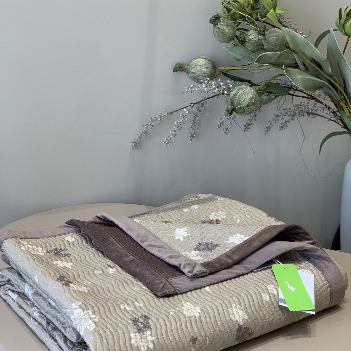 91家纺网 家纺一手货源 找家纺 汇庭 2025秋冬新款卡司绒单品床盖系列 秋风里