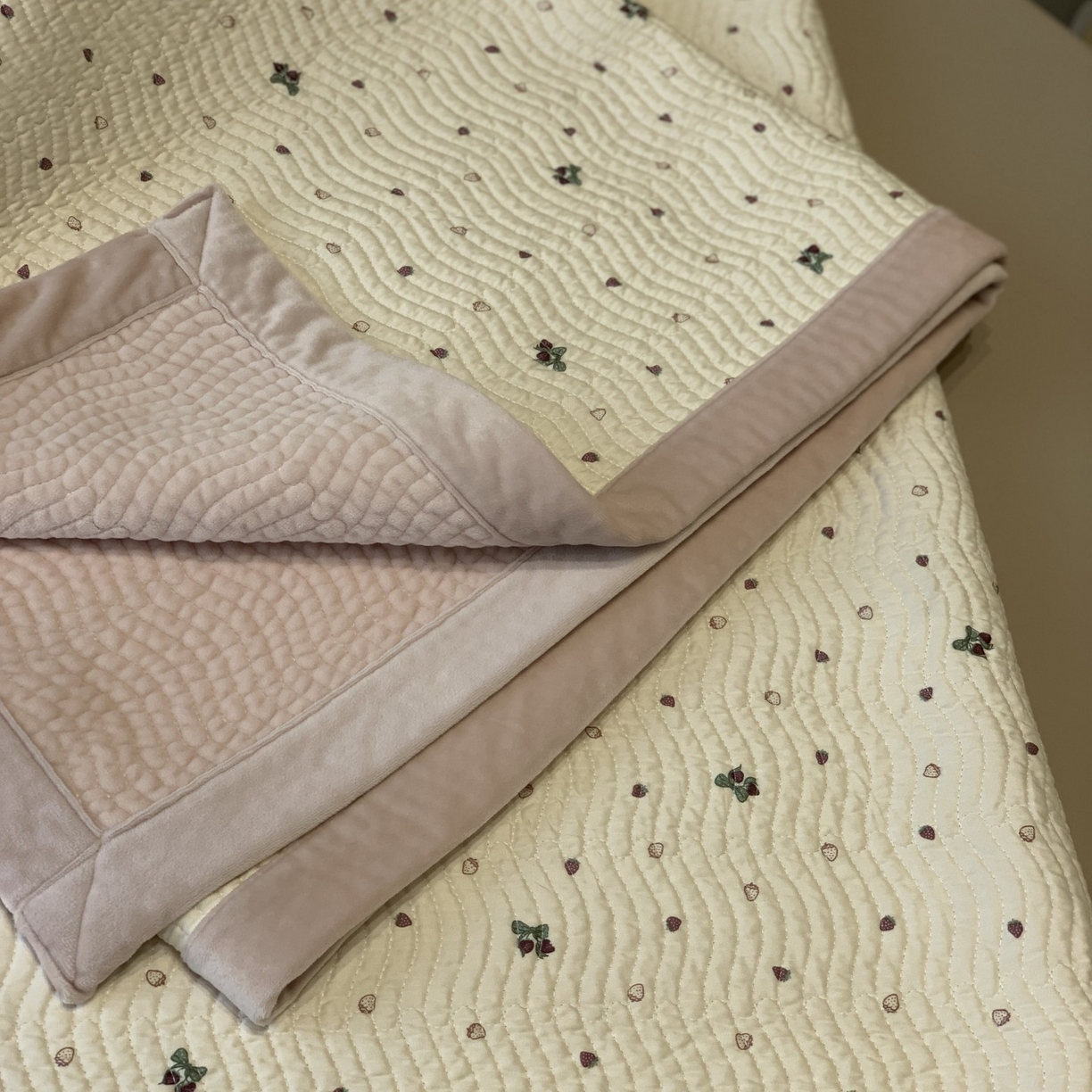 91家纺网 家纺一手货源 找家纺 汇庭 2025秋冬新款卡司绒单品床盖系列 芝麻花