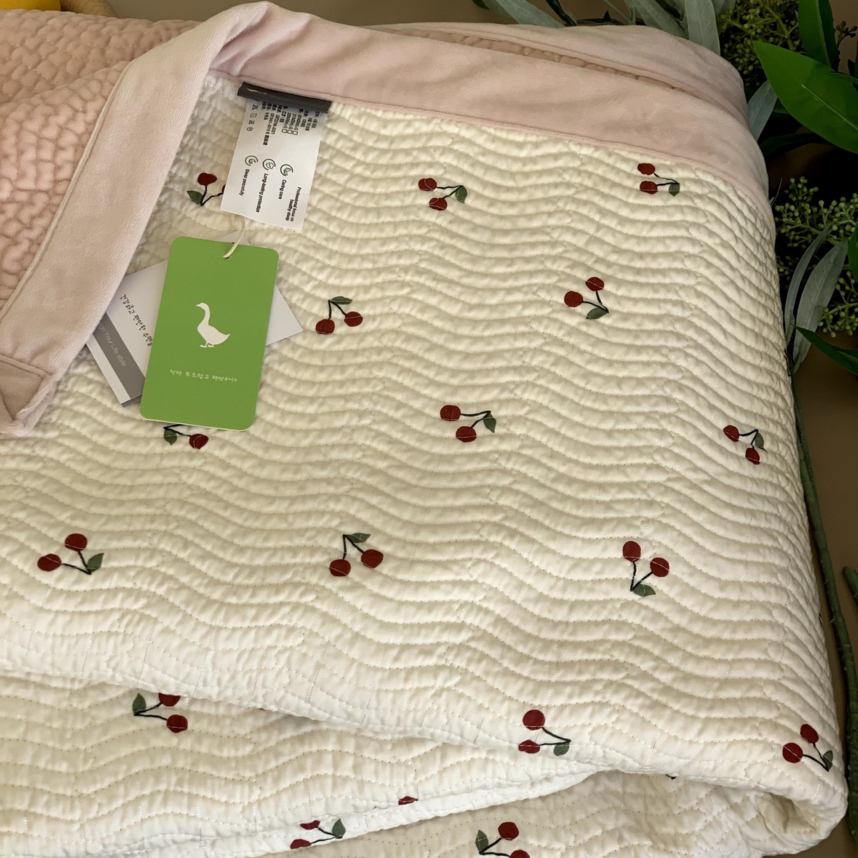 91家纺网 家纺一手货源 找家纺 汇庭 2025秋冬新款卡司绒单品床盖系列 樱桃浅浅