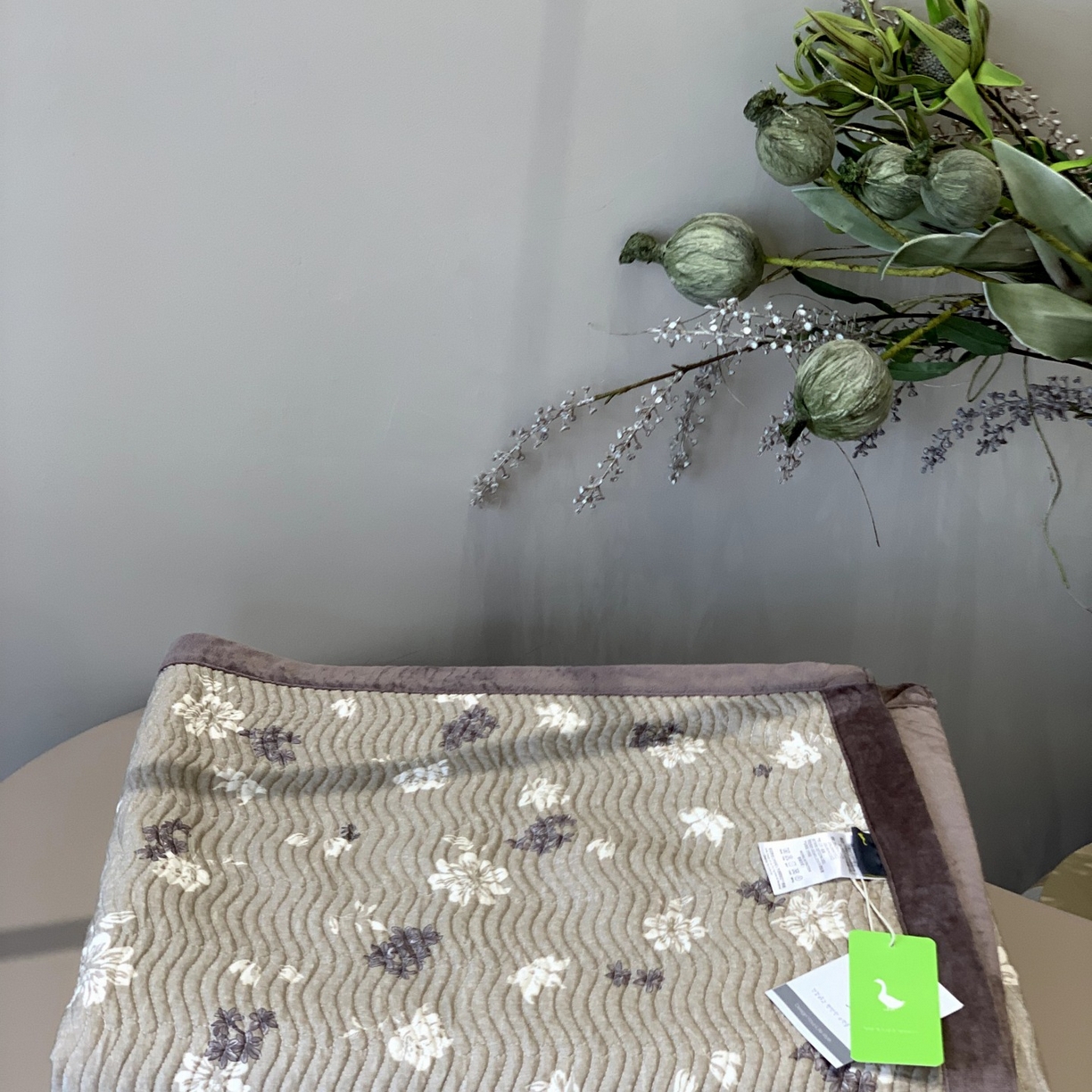 91家纺网 家纺一手货源 找家纺 汇庭 2025秋冬新款卡司绒单品床盖系列 秋风里