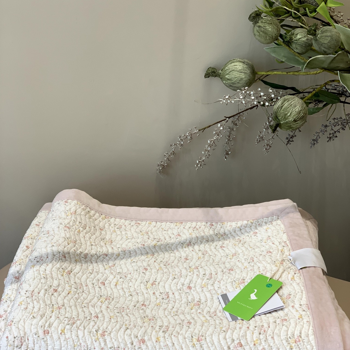 91家纺网 家纺一手货源 找家纺 汇庭 2025秋冬新款卡司绒单品床盖系列 欧菲粉