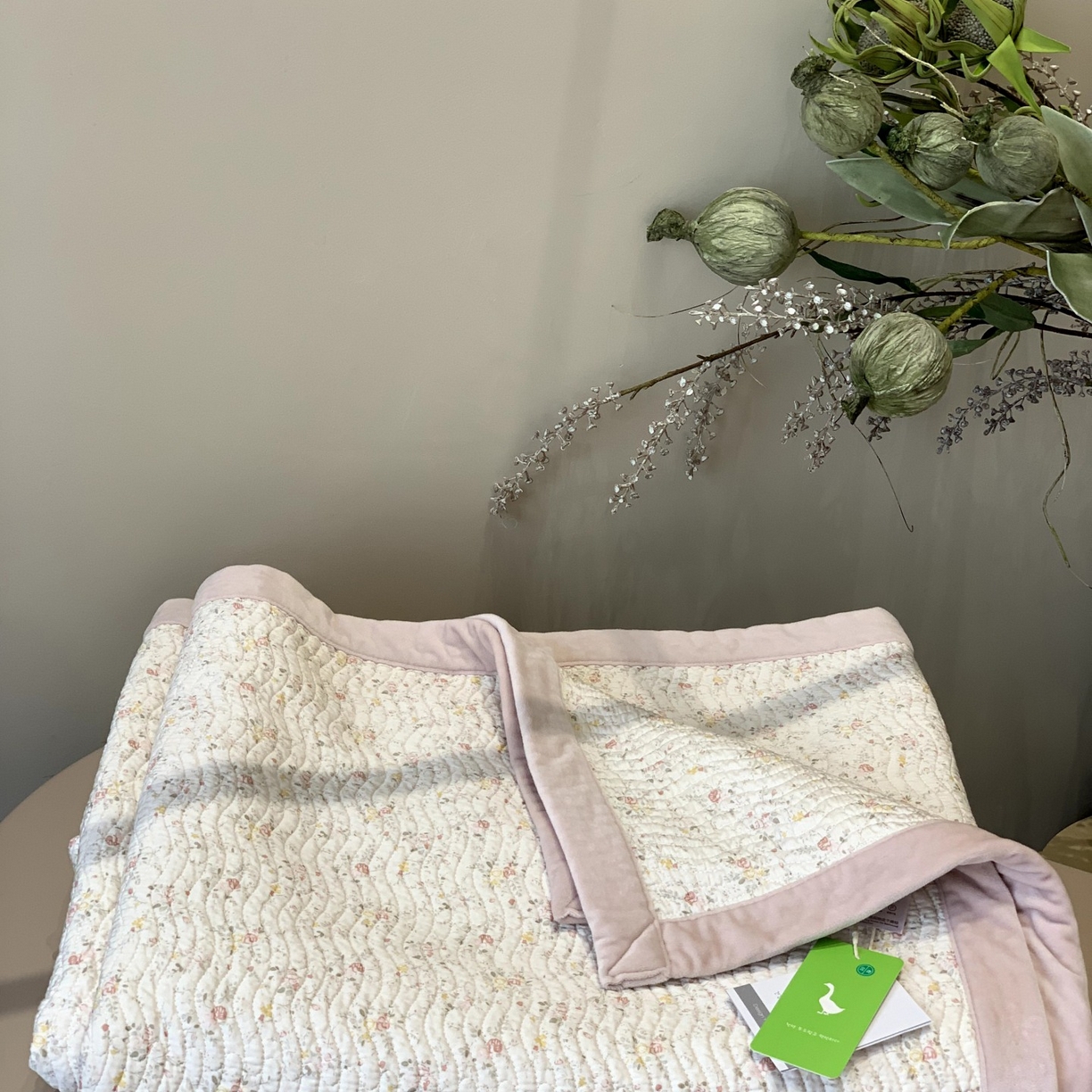 91家纺网 家纺一手货源 找家纺 汇庭 2025秋冬新款卡司绒单品床盖系列 欧菲粉