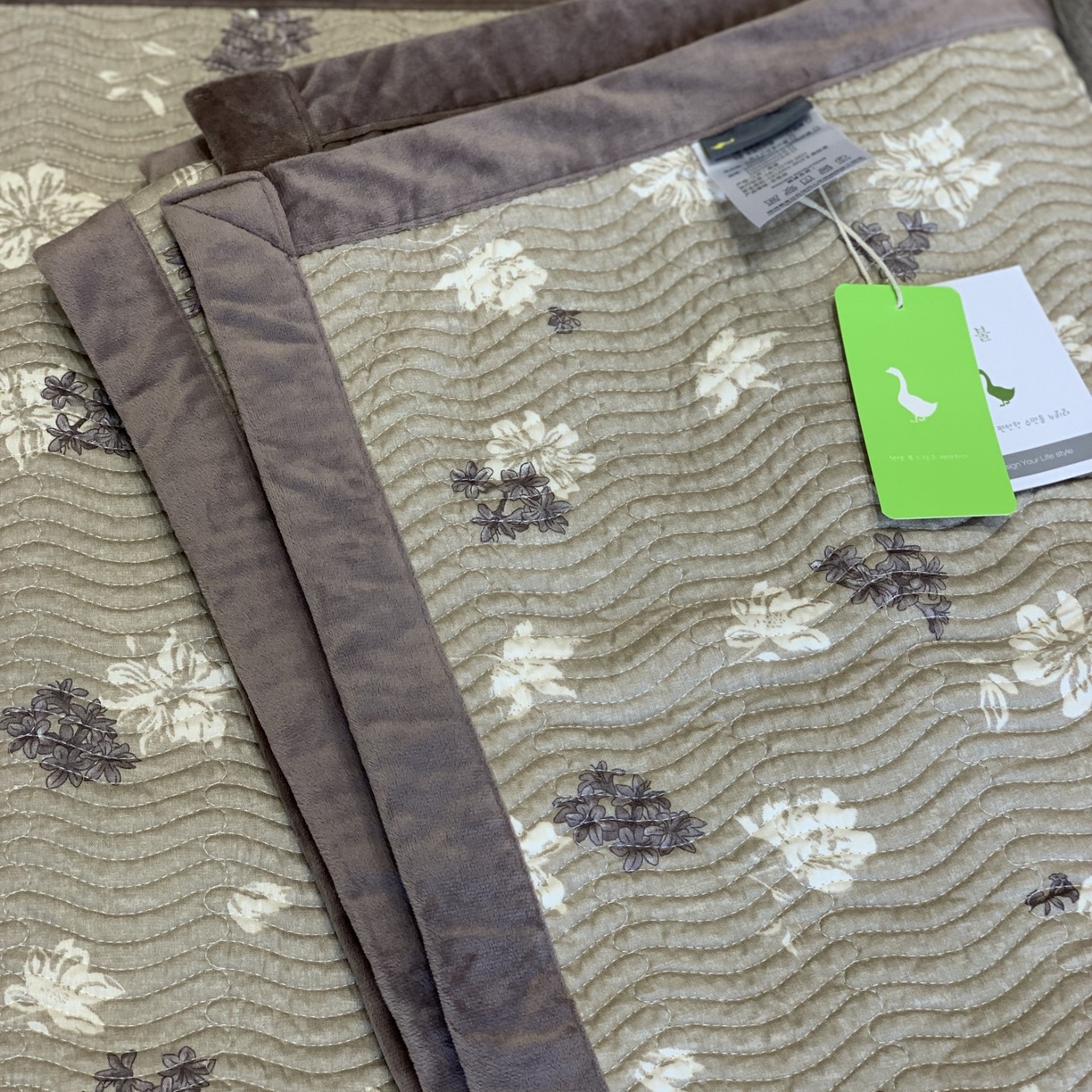 91家纺网 家纺一手货源 找家纺 汇庭 2025秋冬新款卡司绒单品床盖系列 秋风里