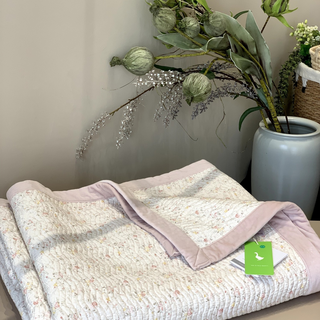 91家纺网 家纺一手货源 找家纺 汇庭 2025秋冬新款卡司绒单品床盖系列 欧菲粉