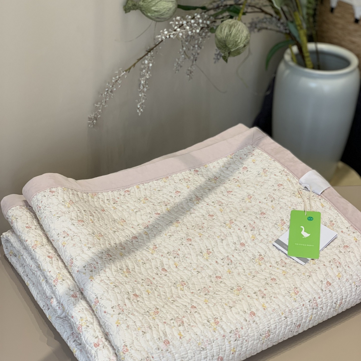 91家纺网 家纺一手货源 找家纺 汇庭 2025秋冬新款卡司绒单品床盖系列 欧菲粉