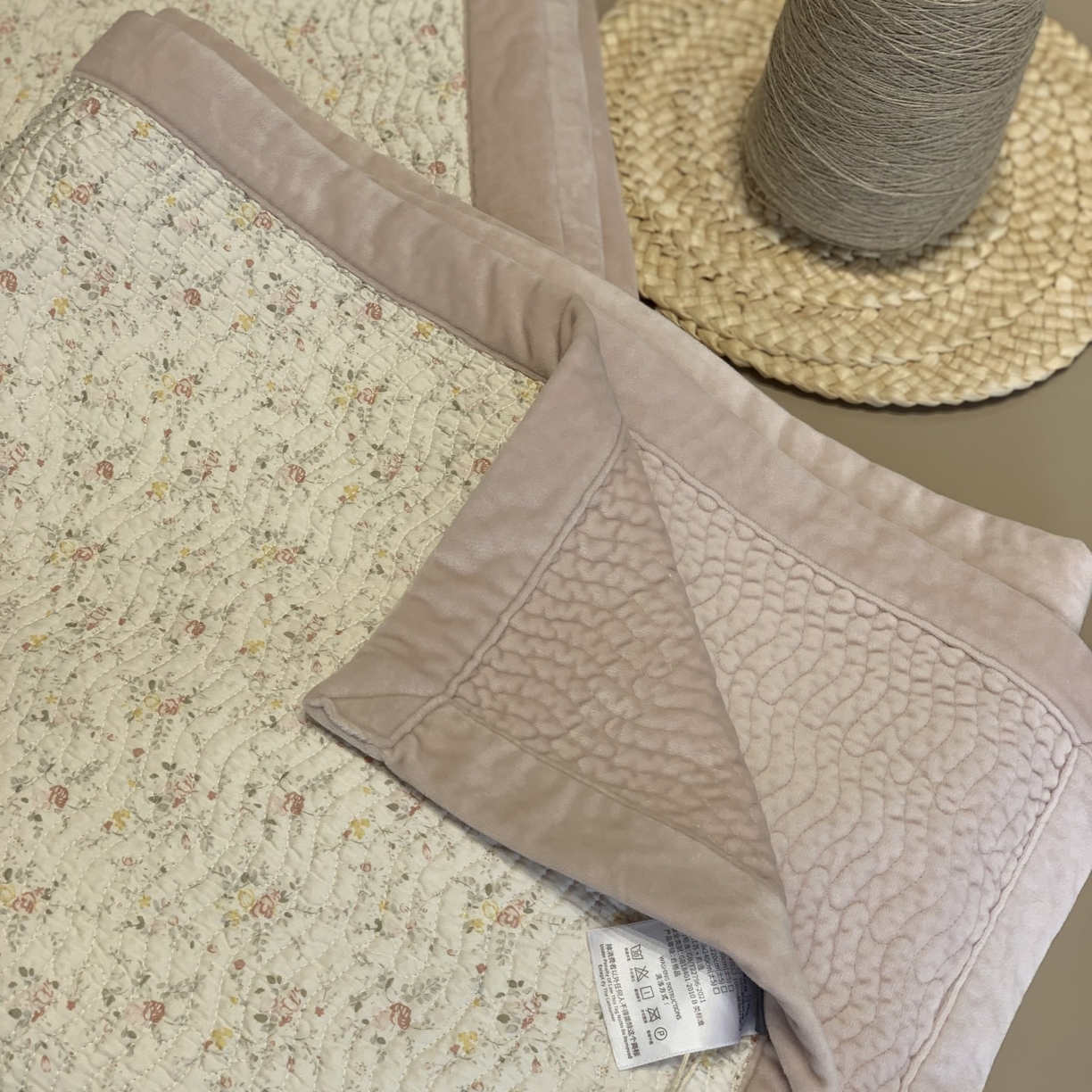 91家纺网 家纺一手货源 找家纺 汇庭 2025秋冬新款卡司绒单品床盖系列 欧菲粉