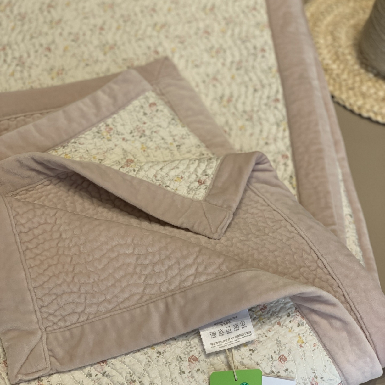 91家纺网 家纺一手货源 找家纺 汇庭 2025秋冬新款卡司绒单品床盖系列 欧菲粉