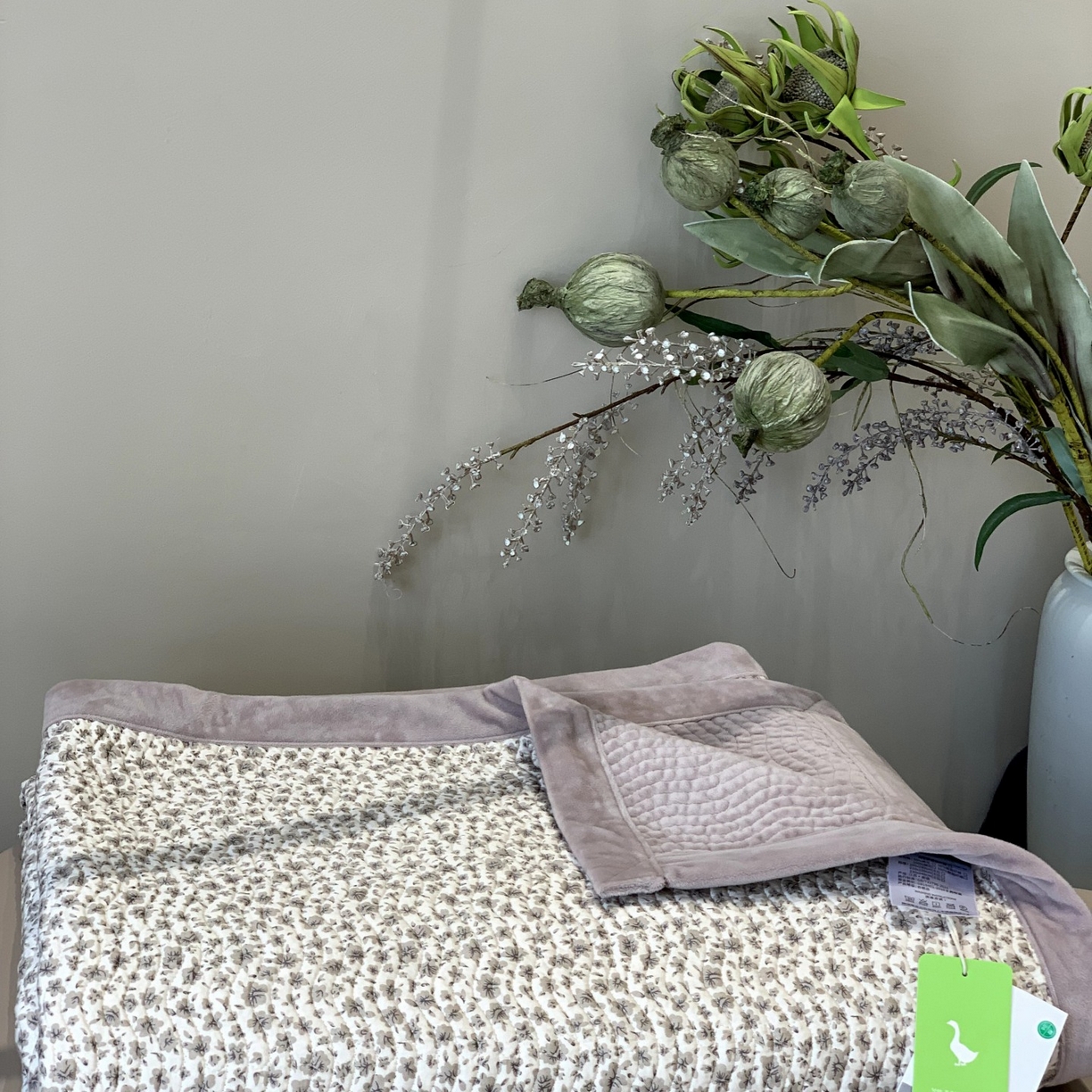 91家纺网 家纺一手货源 找家纺 汇庭 2025秋冬新款卡司绒单品床盖系列 陶紫