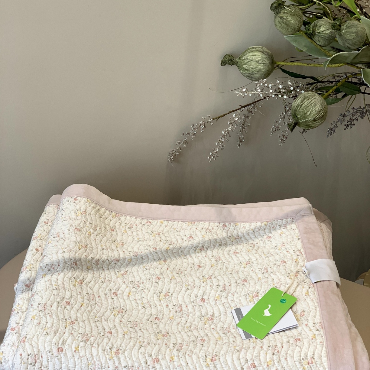 91家纺网 家纺一手货源 找家纺 汇庭 2025秋冬新款卡司绒单品床盖系列 欧菲粉