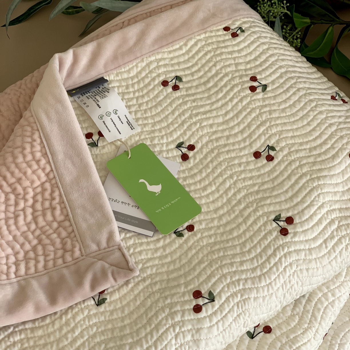 91家纺网 家纺一手货源 找家纺 汇庭 2025秋冬新款卡司绒单品床盖系列 樱桃浅浅