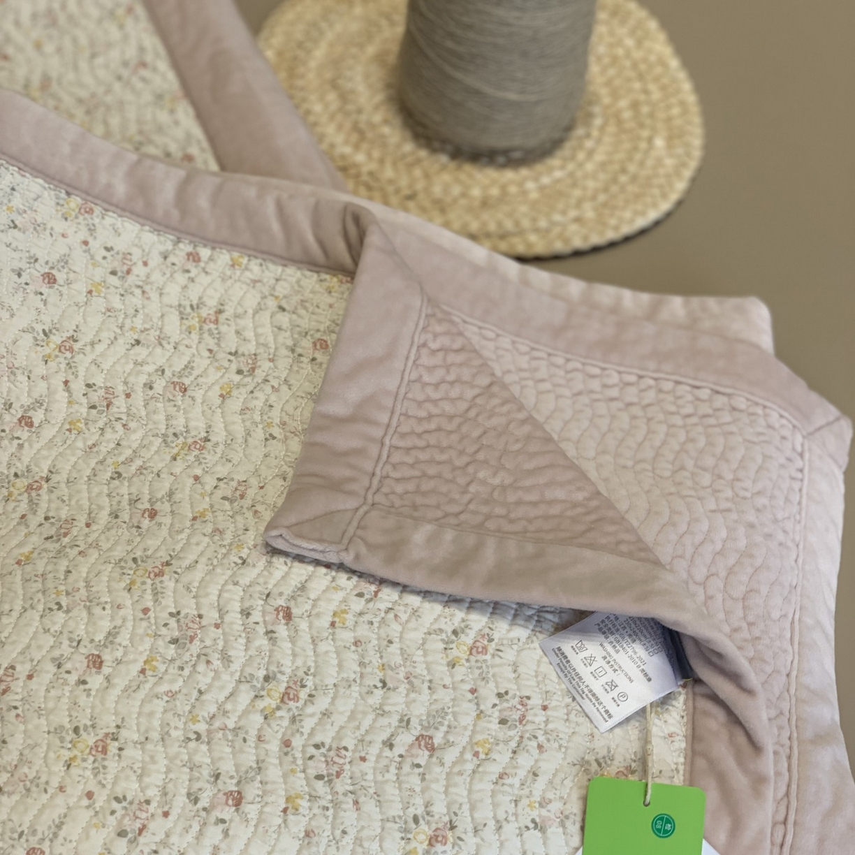 91家纺网 家纺一手货源 找家纺 汇庭 2025秋冬新款卡司绒单品床盖系列 欧菲粉