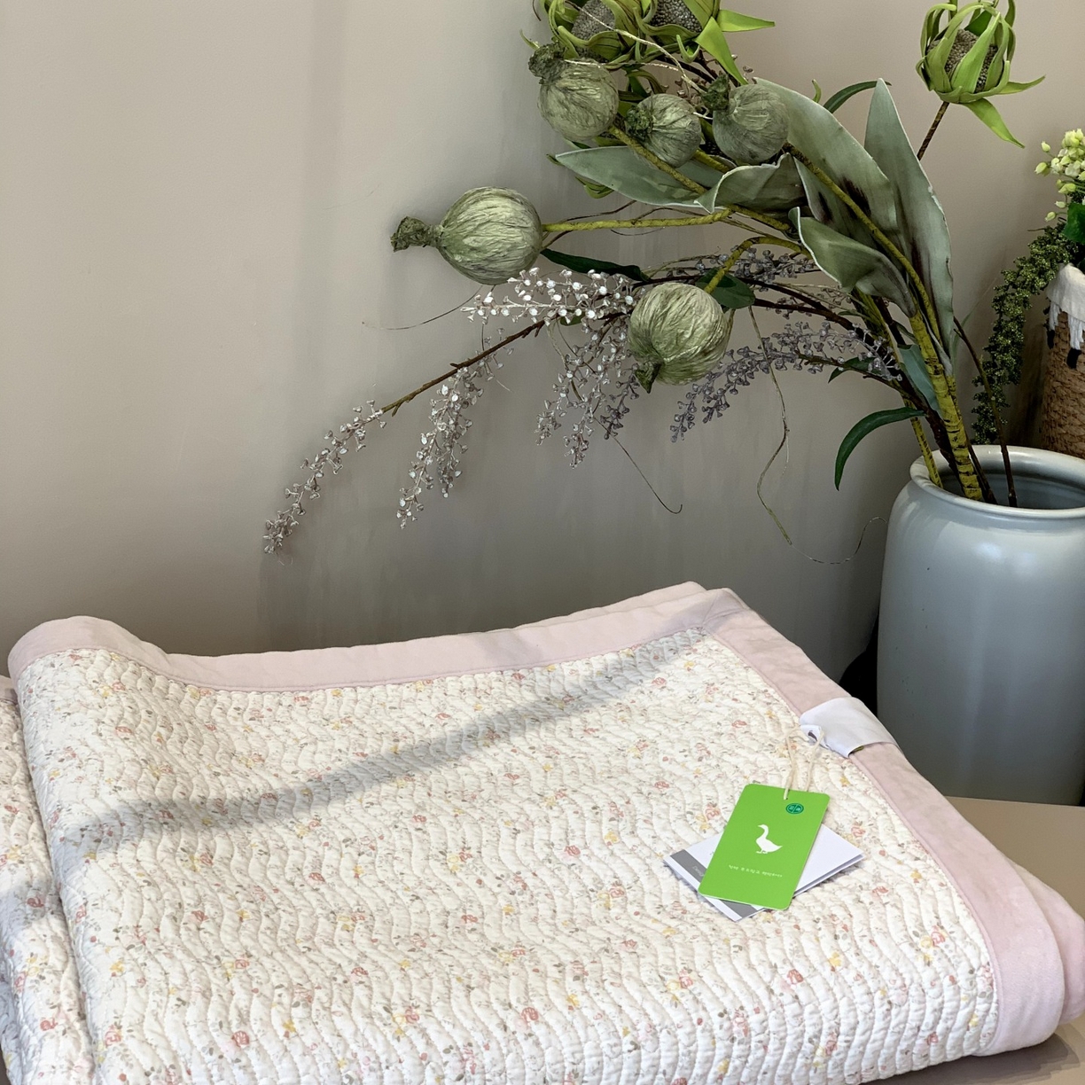 91家纺网 家纺一手货源 找家纺 汇庭 2025秋冬新款卡司绒单品床盖系列 欧菲粉