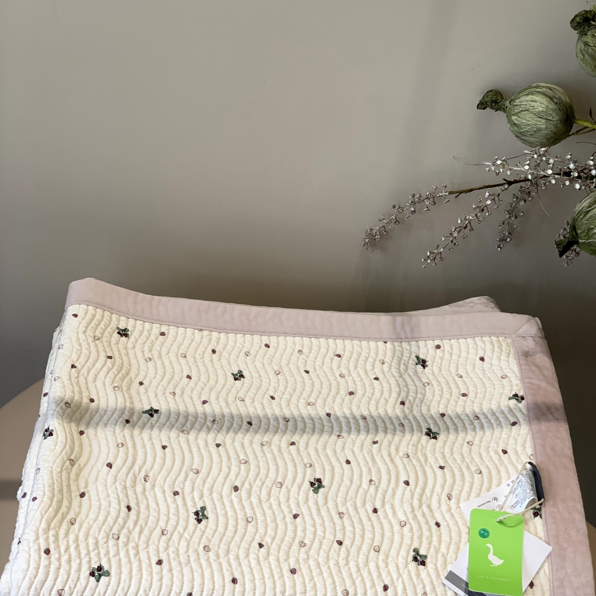 91家纺网 家纺一手货源 找家纺 汇庭 2025秋冬新款卡司绒单品床盖系列 芝麻花