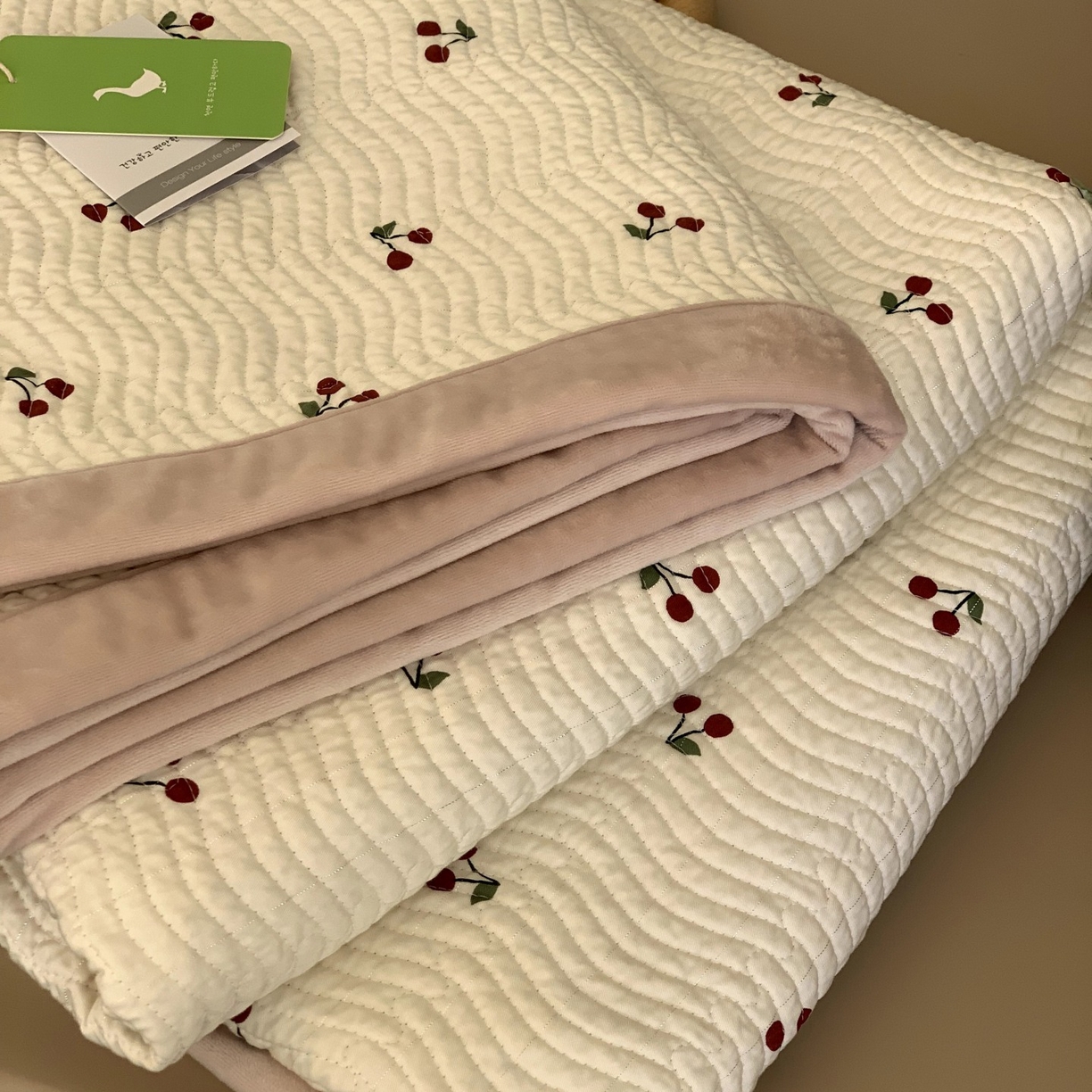 91家纺网 家纺一手货源 找家纺 汇庭 2025秋冬新款卡司绒单品床盖系列 樱桃浅浅