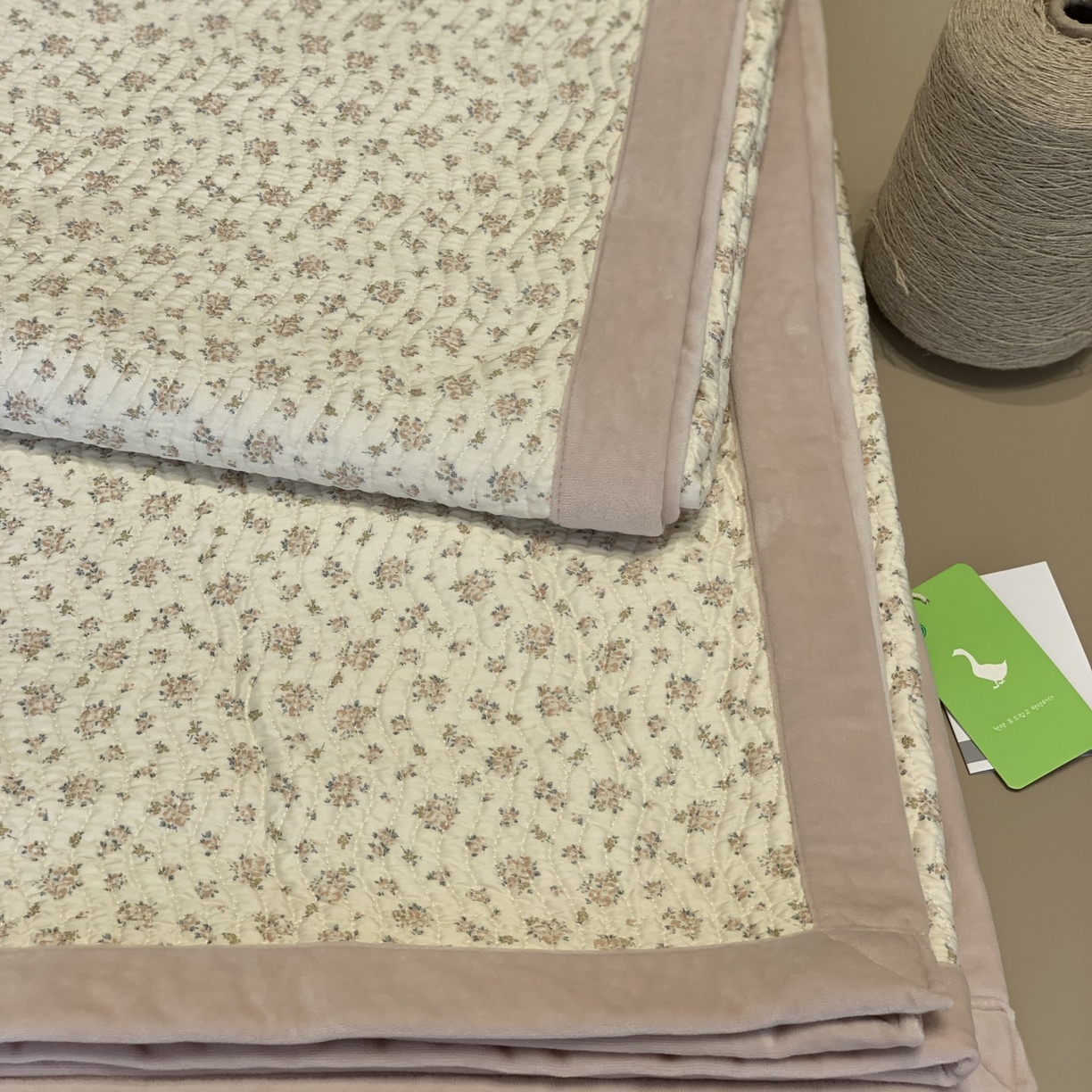 91家纺网 家纺一手货源 找家纺 汇庭 2025秋冬新款卡司绒单品床盖系列 花满里