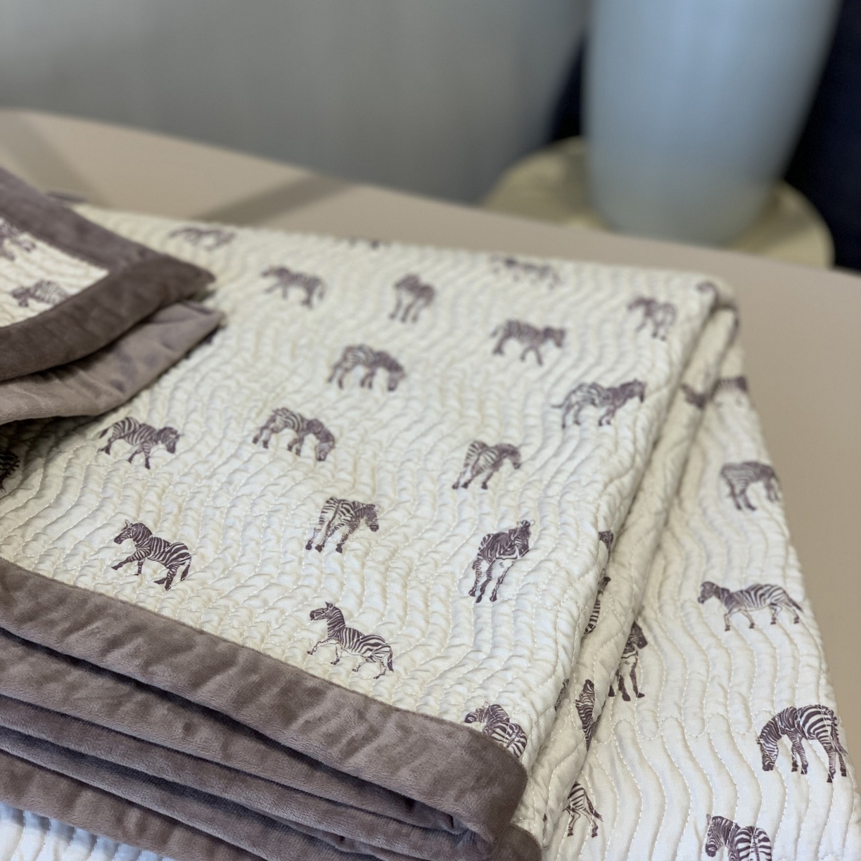 91家纺网 家纺一手货源 找家纺 汇庭 2025秋冬新款卡司绒单品床盖系列 美顿