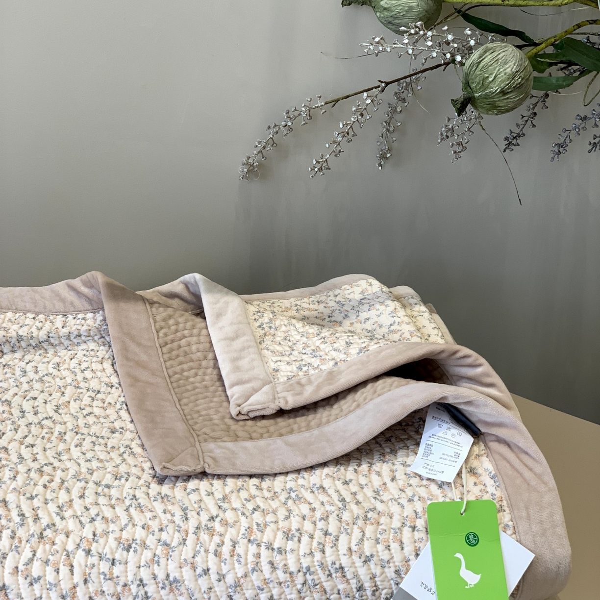 91家纺网 家纺一手货源 找家纺 汇庭 2025秋冬新款卡司绒单品床盖系列 香气