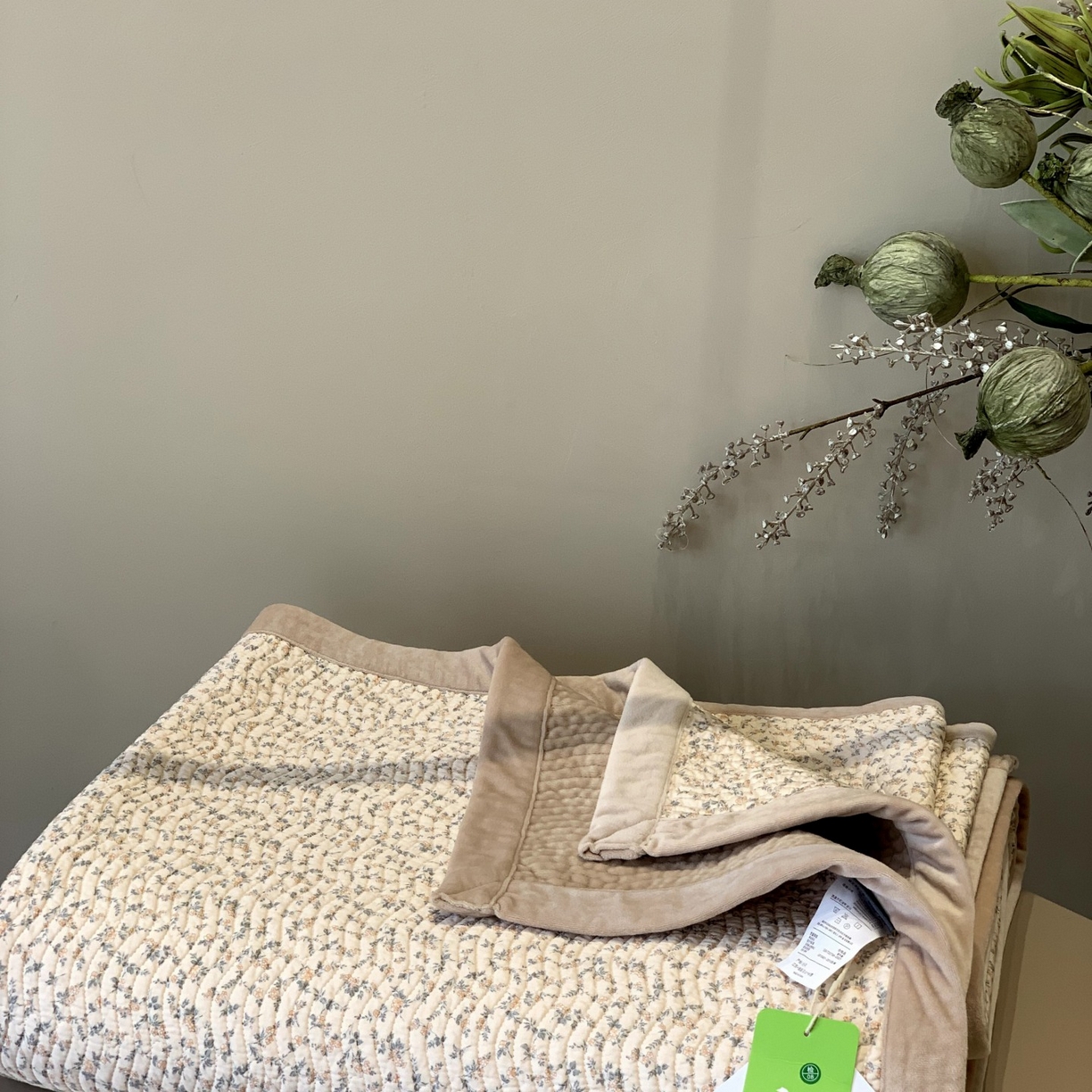 91家纺网 家纺一手货源 找家纺 汇庭 2025秋冬新款卡司绒单品床盖系列 香气