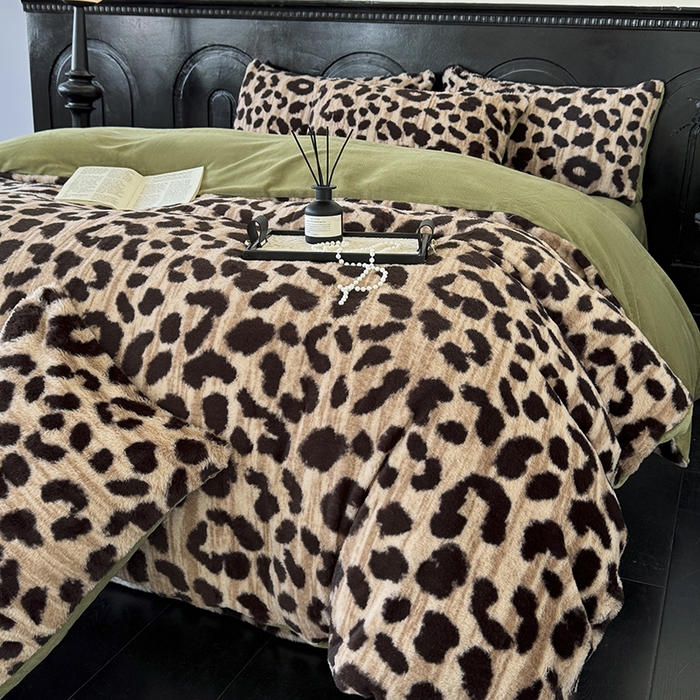 91家纺网 家纺一手货源 找家纺 梵克保罗 2025秋冬新款直播热款高克重兔毛绒牛奶绒印花四件套床笠款 豹纹