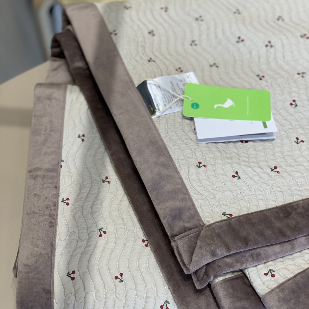 91家纺网 家纺一手货源 找家纺 汇庭 2025秋冬新款卡司绒单品床盖系列 元气樱桃