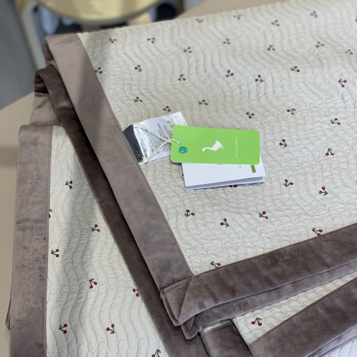 91家纺网 家纺一手货源 找家纺 汇庭 2025秋冬新款卡司绒单品床盖系列 元气樱桃