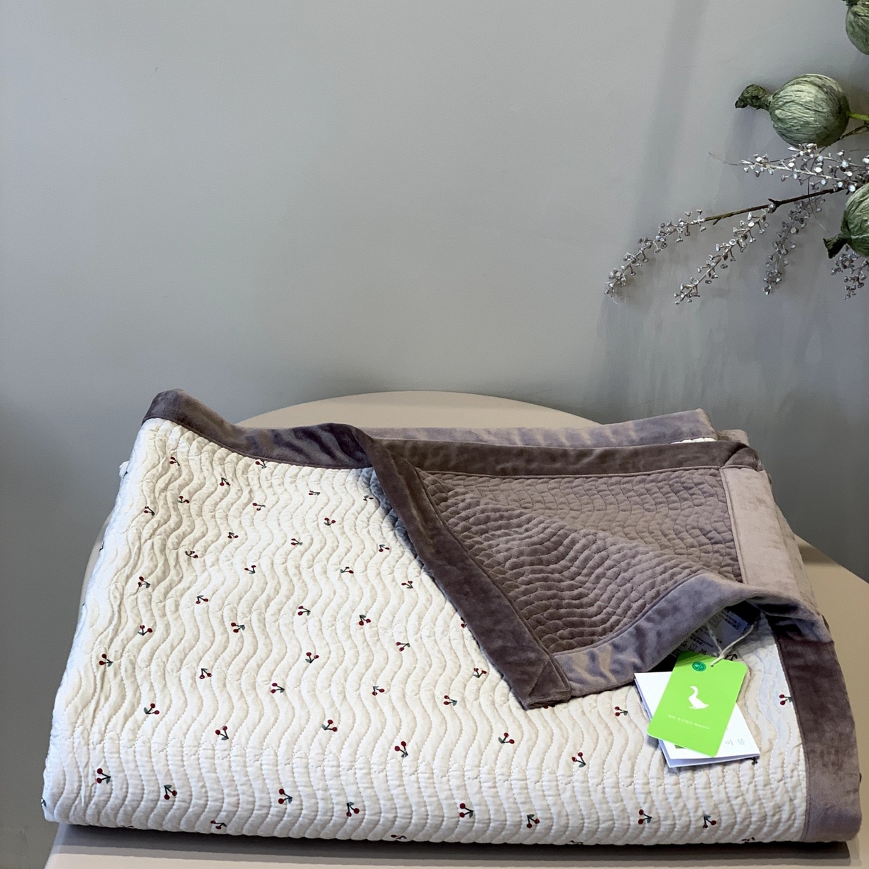 91家纺网 家纺一手货源 找家纺 汇庭 2025秋冬新款卡司绒单品床盖系列 元气樱桃