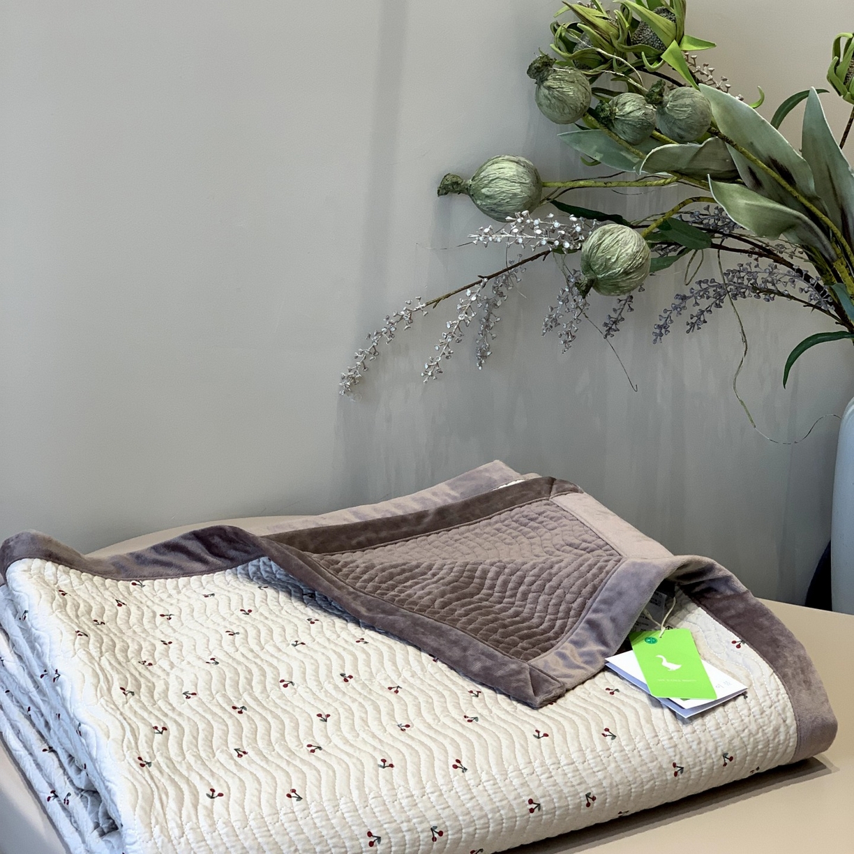 91家纺网 家纺一手货源 找家纺 汇庭 2025秋冬新款卡司绒单品床盖系列 元气樱桃