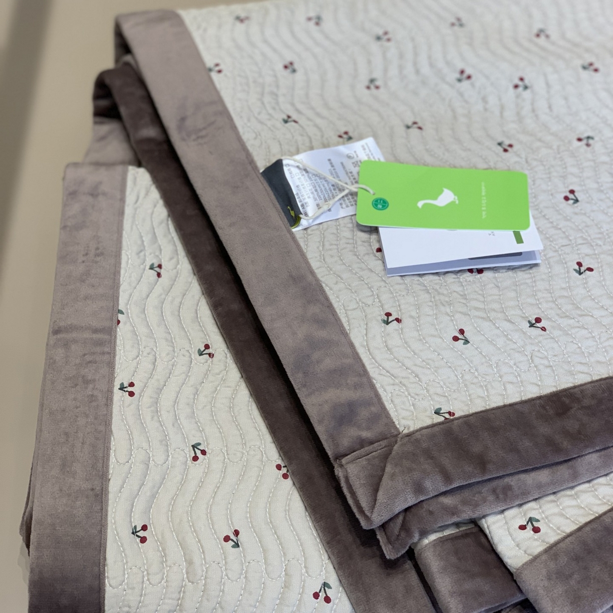 91家纺网 家纺一手货源 找家纺 汇庭 2025秋冬新款卡司绒单品床盖系列 元气樱桃