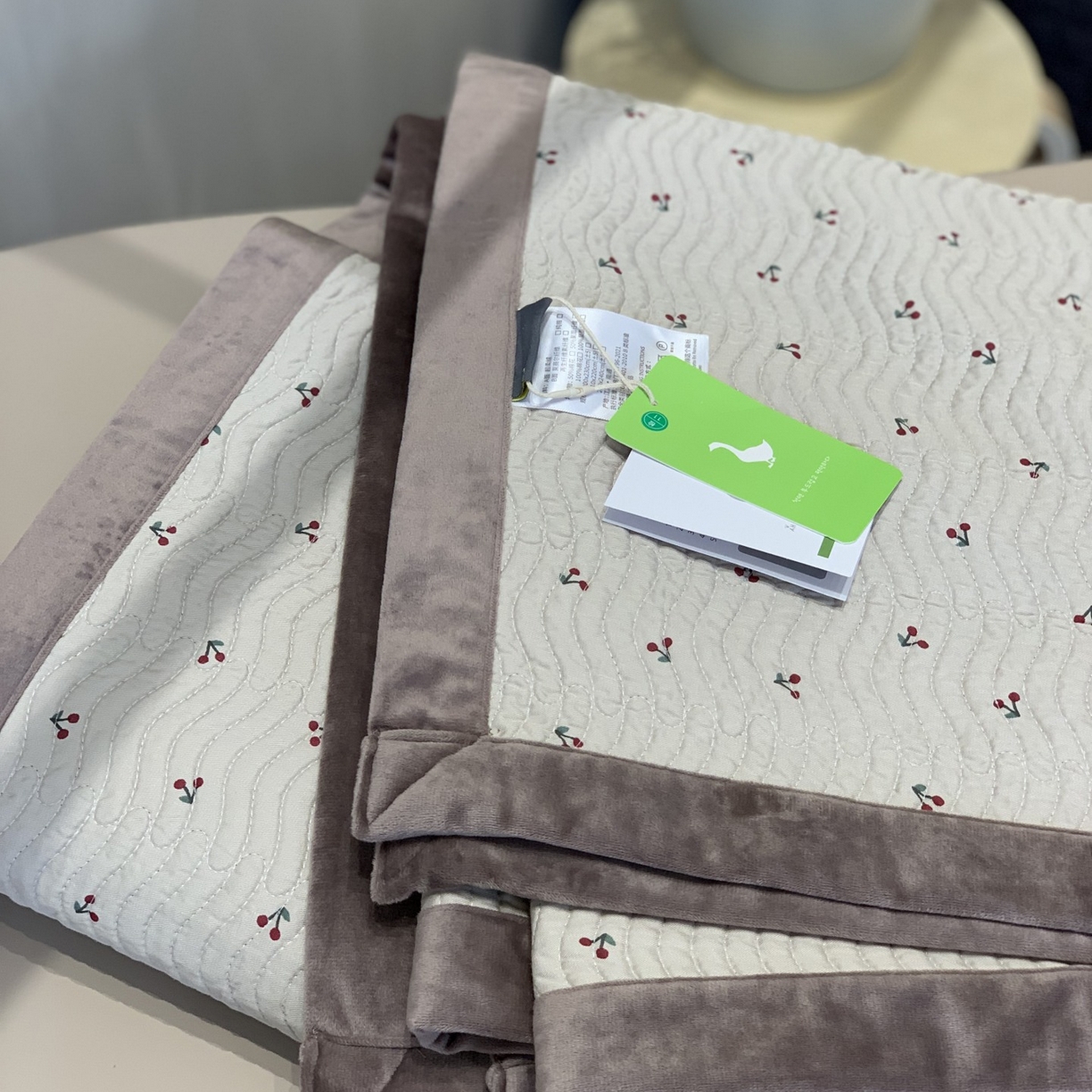 91家纺网 家纺一手货源 找家纺 汇庭 2025秋冬新款卡司绒单品床盖系列 元气樱桃