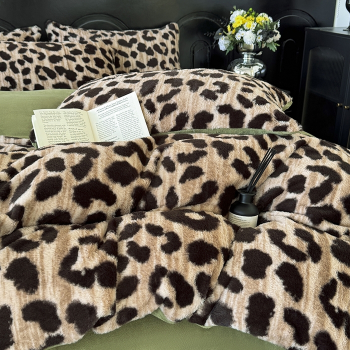 91家纺网 家纺一手货源 找家纺 梵克保罗 2025秋冬新款直播热款高克重兔毛绒牛奶绒印花四件套床笠款 豹纹