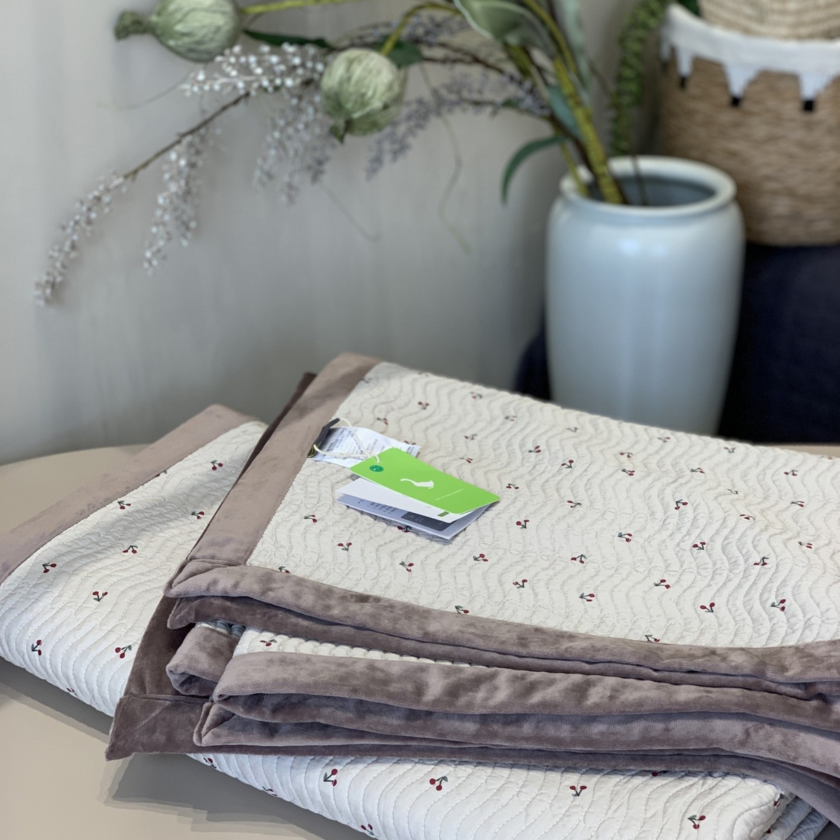 91家纺网 家纺一手货源 找家纺 汇庭 2025秋冬新款卡司绒单品床盖系列 元气樱桃