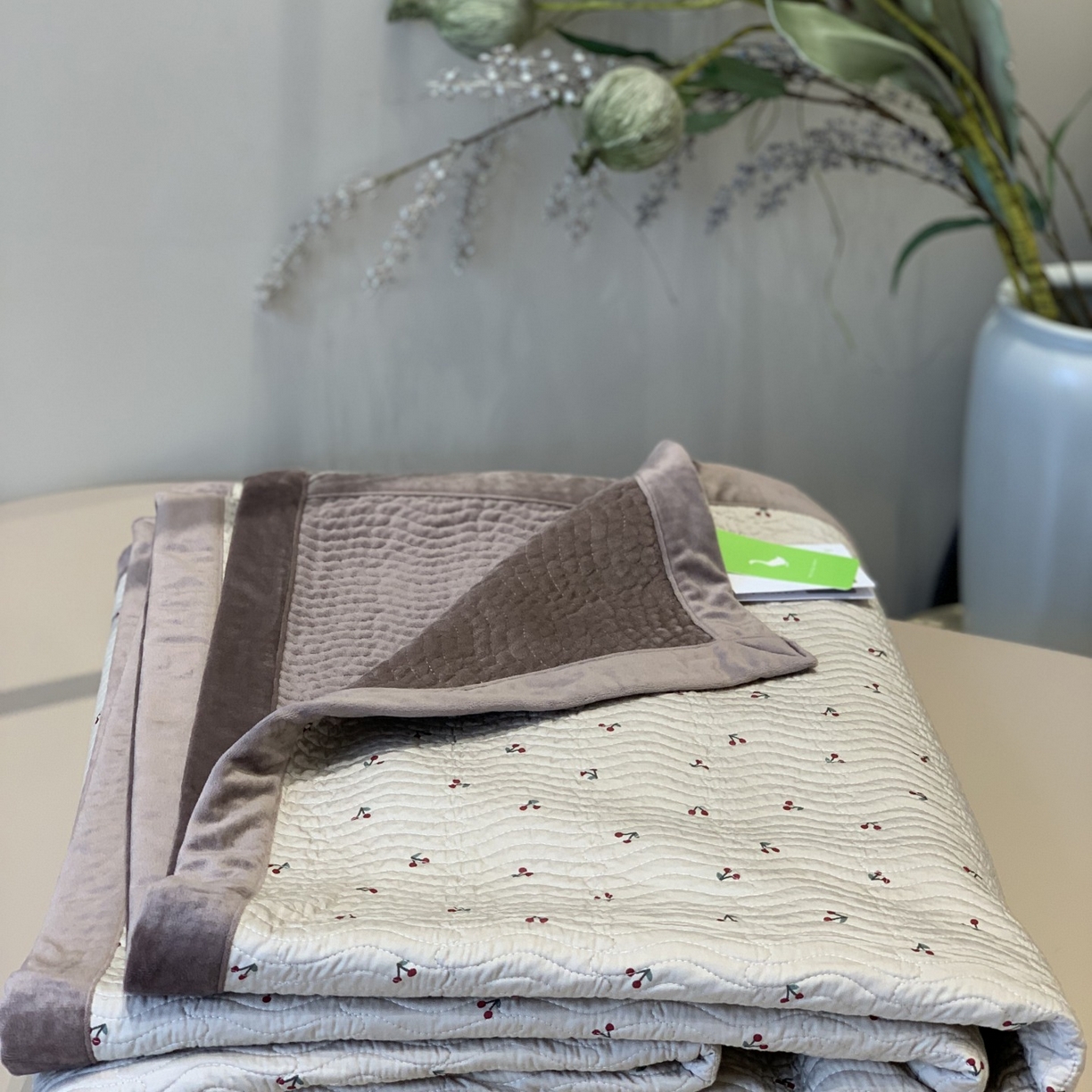 91家纺网 家纺一手货源 找家纺 汇庭 2025秋冬新款卡司绒单品床盖系列 元气樱桃