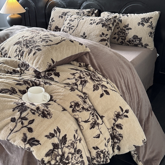 91家纺网 家纺一手货源 找家纺 梵克保罗 2025秋冬新款直播热款高克重兔毛绒牛奶绒印花四件套床笠款 繁花